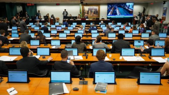 Projeto que libera advocacia privada para AGU volta a ser discutido na Câmara