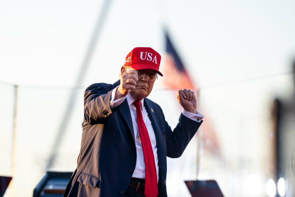Trump diz que irá taxar produtos brasileiros em 50%, critica STF e volta a defender Bolsonaro