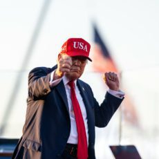 Trump diz que irá taxar produtos brasileiros em 50%, critica STF e volta a defender Bolsonaro