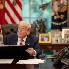 Trump oficializa tarifa de 50% ao Brasil, mas abre centenas de exceções