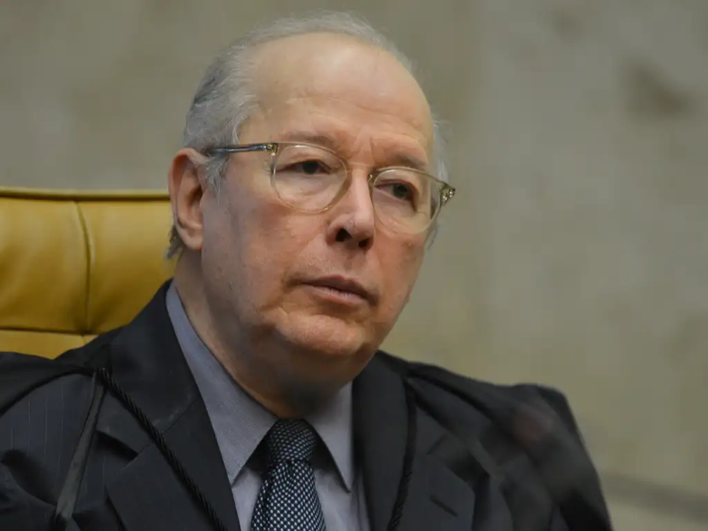 Celso de Mello classifica como 'arbitrária' a revogação do visto de ministros do STF