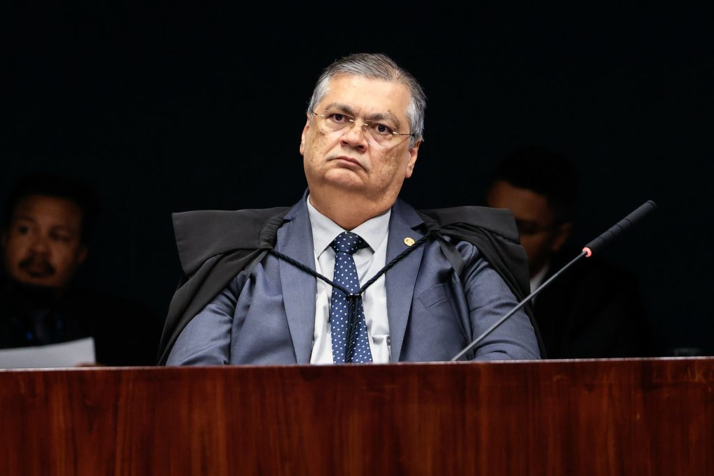 Flávio Dino aponta risco concreto de fuga ao referendar medidas contra Jair Bolsonaro