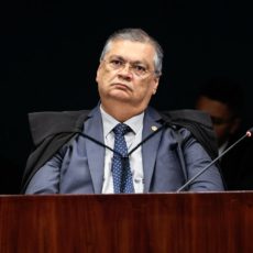 Flávio Dino aponta risco concreto de fuga ao referendar medidas contra Jair Bolsonaro