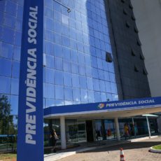Ausência de controles nos sistemas da Previdência aumenta fila do INSS