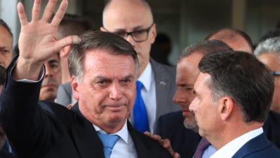 Jair Bolsonaro terá de usar tornozeleira eletrônica e é alvo de operação da PF autorizada por Moraes