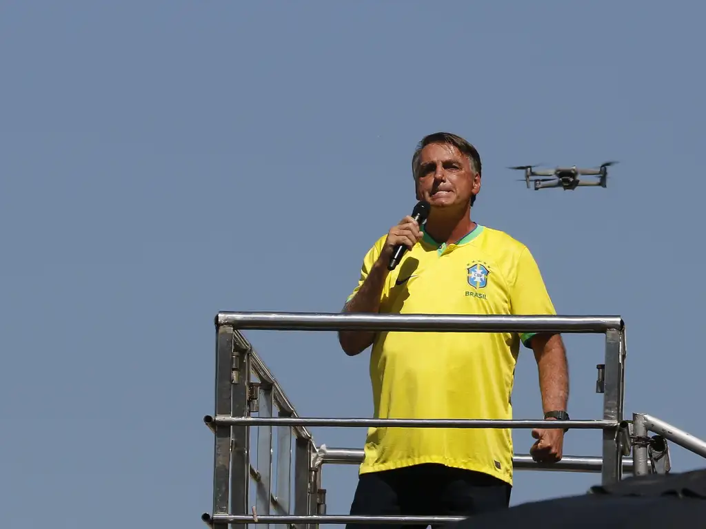 Moraes reitera que Bolsonaro não pode usar redes sociais nem para entrevistas