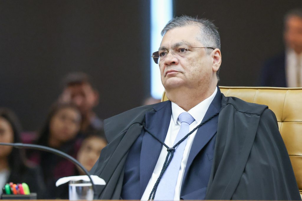 Dino se declara impedido para julgar ação contra lei do MA que ele sancionou