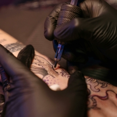 CFM proíbe uso de anestesia para sessões de tatuagens