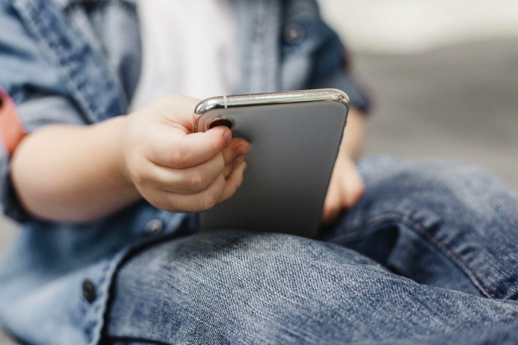 Não ao paternalismo das big techs na proteção de crianças e adolescentes