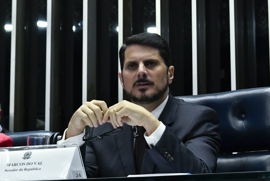 Moraes manda Marcos do Val usar tornozeleira eletrônica e bloqueia bens e redes do senador