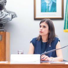 Tabata propõe lei que impediria manobra para preservar mandato de Eduardo Bolsonaro