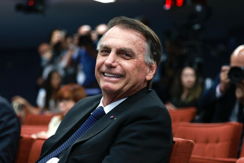 Sob julgamento, Bolsonaro vai insistir na candidatura à Presidência