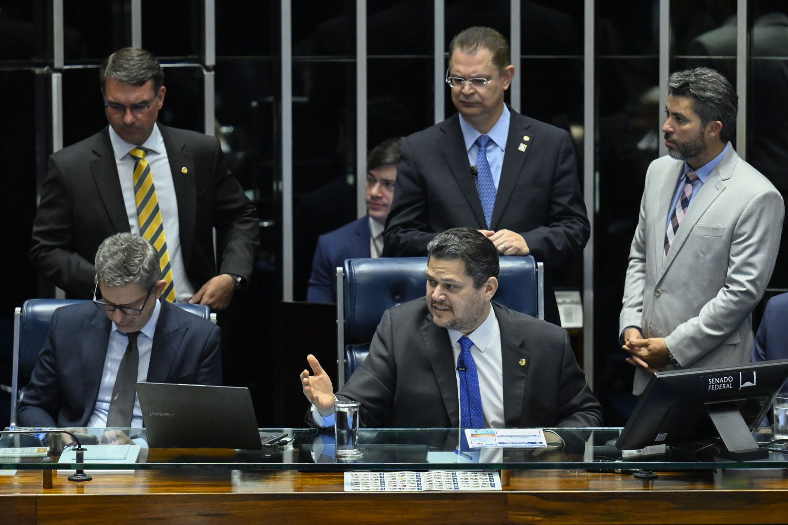 Em sessão relâmpago, Senado aprova isenção do IR para dois salários mínimos