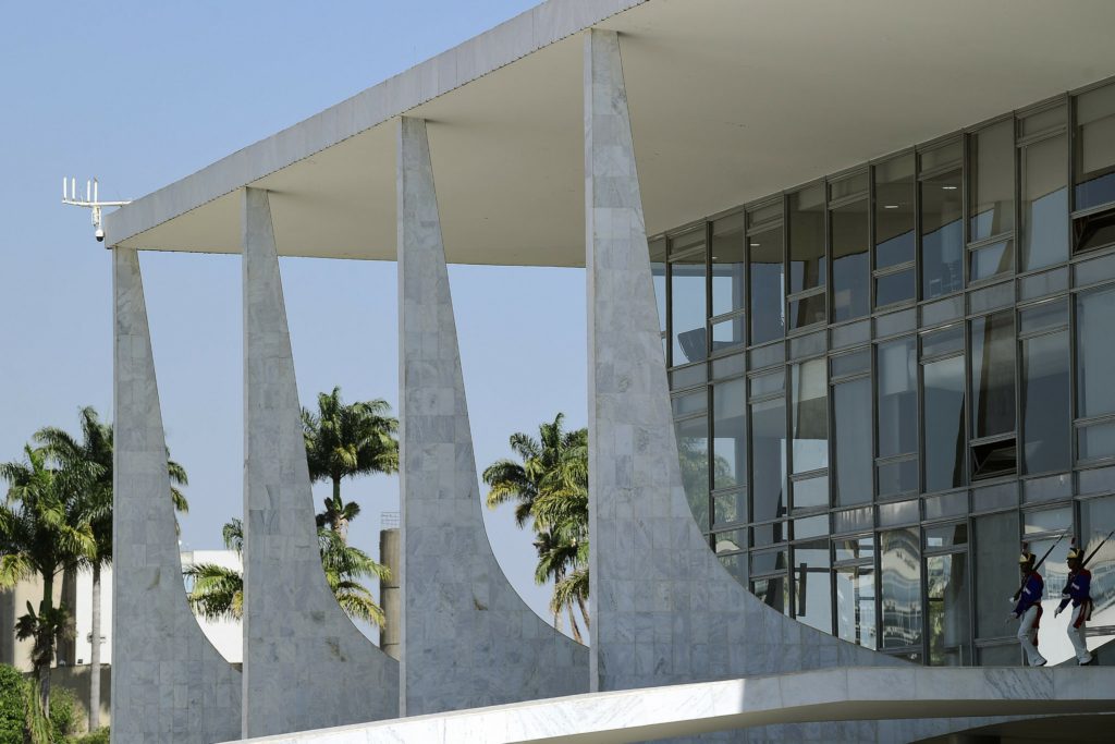 Governo arrecada, em média, R$ 175,8 milhões por mês com a 'taxa das blusinhas'