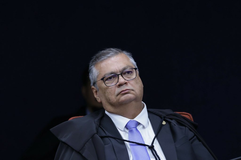 Falta pode gerar cassação: A decisão que Dino que deixa um recado para Eduardo Bolsonaro