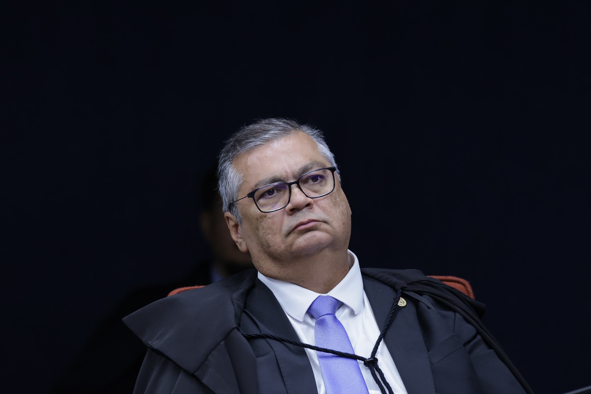 Falta pode gerar cassação: A decisão de Dino que deixa um recado para Eduardo Bolsonaro