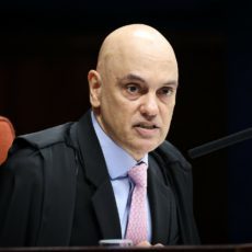Moraes afirma que Bolsonaro é líder da tentativa de golpe e mostra organograma