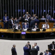 Câmara retoma voto secreto para autorizar processos contra parlamentares na PEC da Blindagem