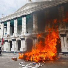 Nepal agita redes bolsonaristas e acende alerta sobre risco de agitação social