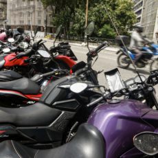 Moraes suspende lei de SP que exige aval municipal para transporte de moto por aplicativo