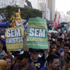 Acuado por investigações, Congresso aposta no tudo ou nada e amplia abismo com sociedade