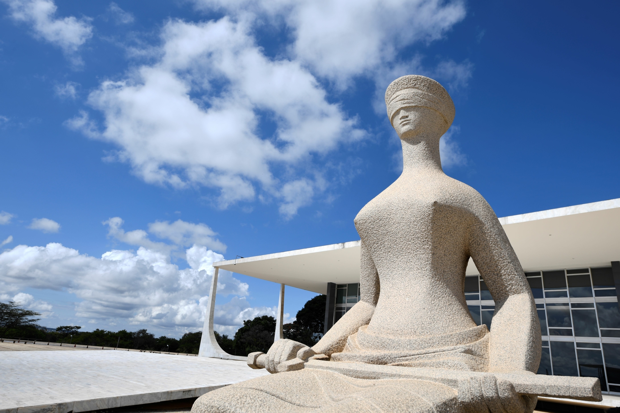 Inautenticidade constitucional