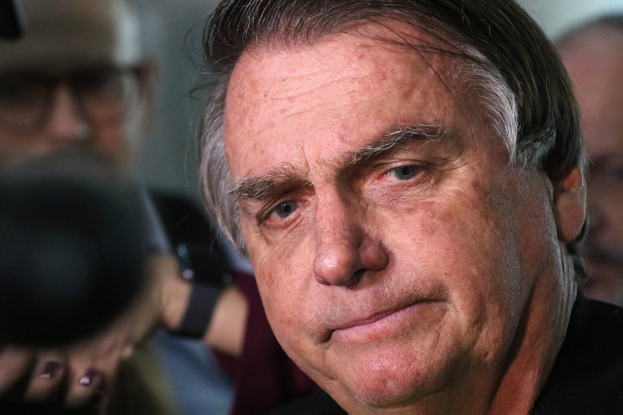 Bolsonaro diz que arma apreendida é legal e que seguranças a deixaram inoperante
