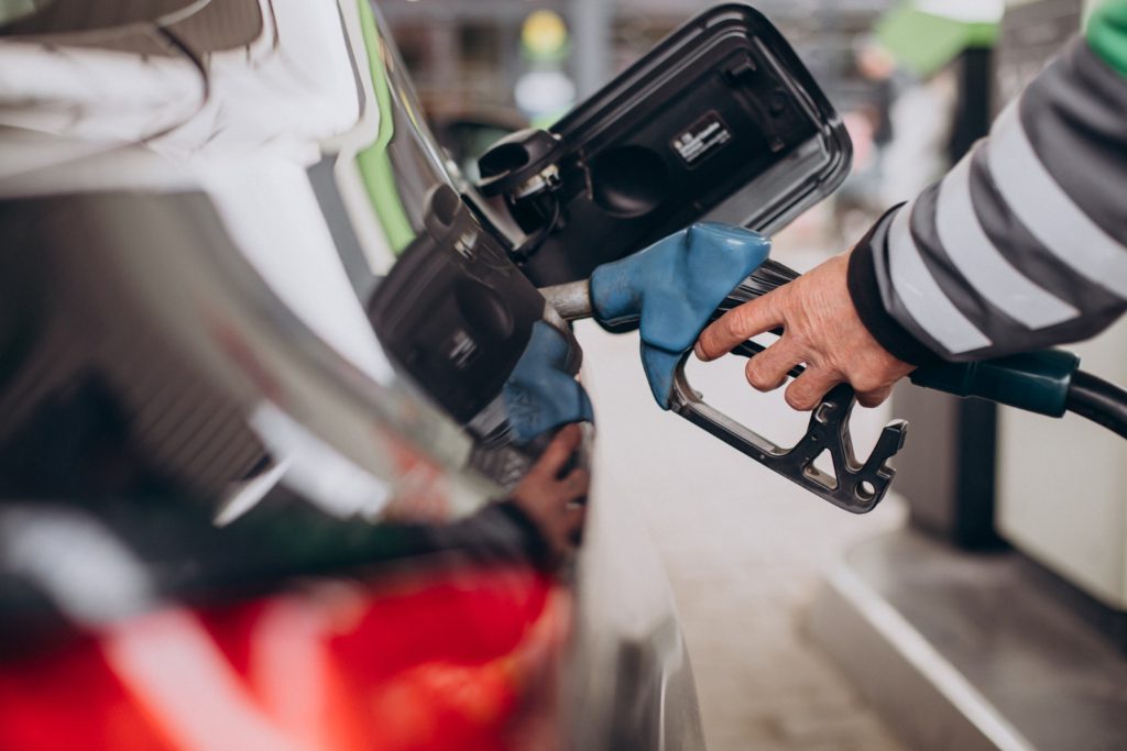 Lula amplia subsídio à gasolina e reduz tributos em R$ 0,63