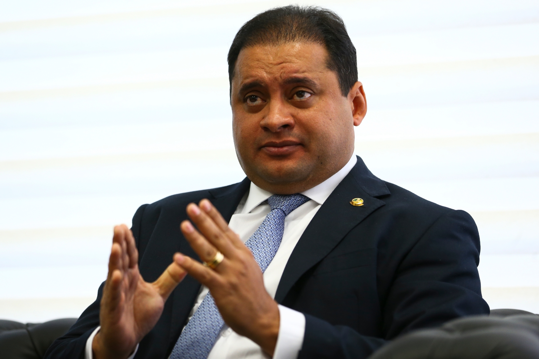Fraude no INSS: Advogado e parentes do senador Weverton Rocha são alvos da PF
