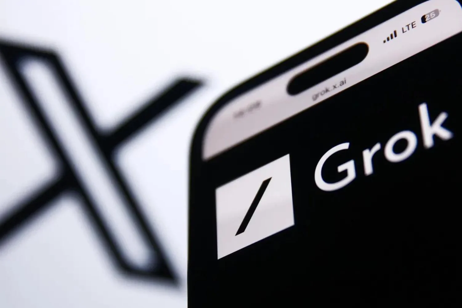 Imagem ilustrativa de um robô ou IA em um contexto jurídico, com balanças da justiça ou um tribunal ao fundo.