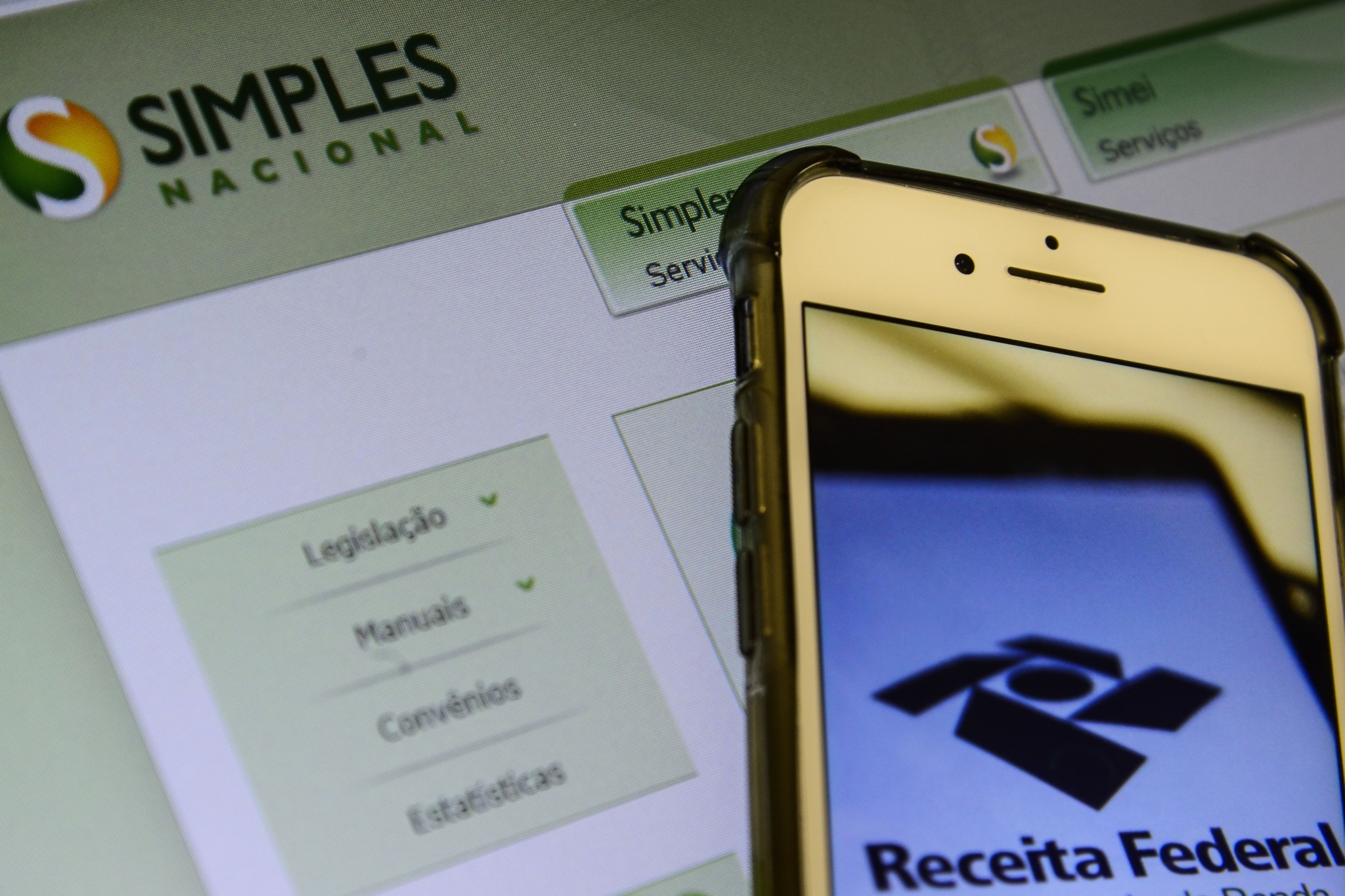O diálogo (e o conflito) entre as súmulas Carf 76 e 99 no Simples Nacional