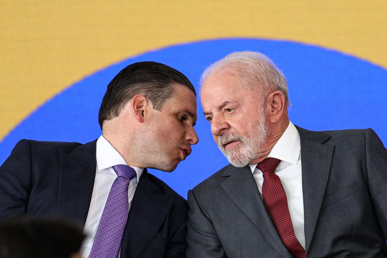 Após turbulências, Motta se alinha a Lula, mas não converte capital político em apoio ao pai