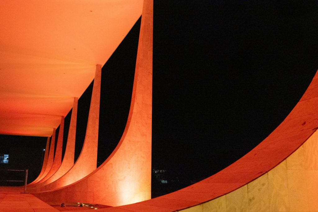 Quando a exceção vira regra: a liminar monocrática no controle abstrato do STF