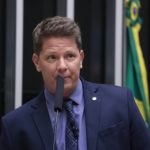 Dino abre apuração sobre uso de emendas em ONGs ligadas a produtora de filme de Bolsonaro