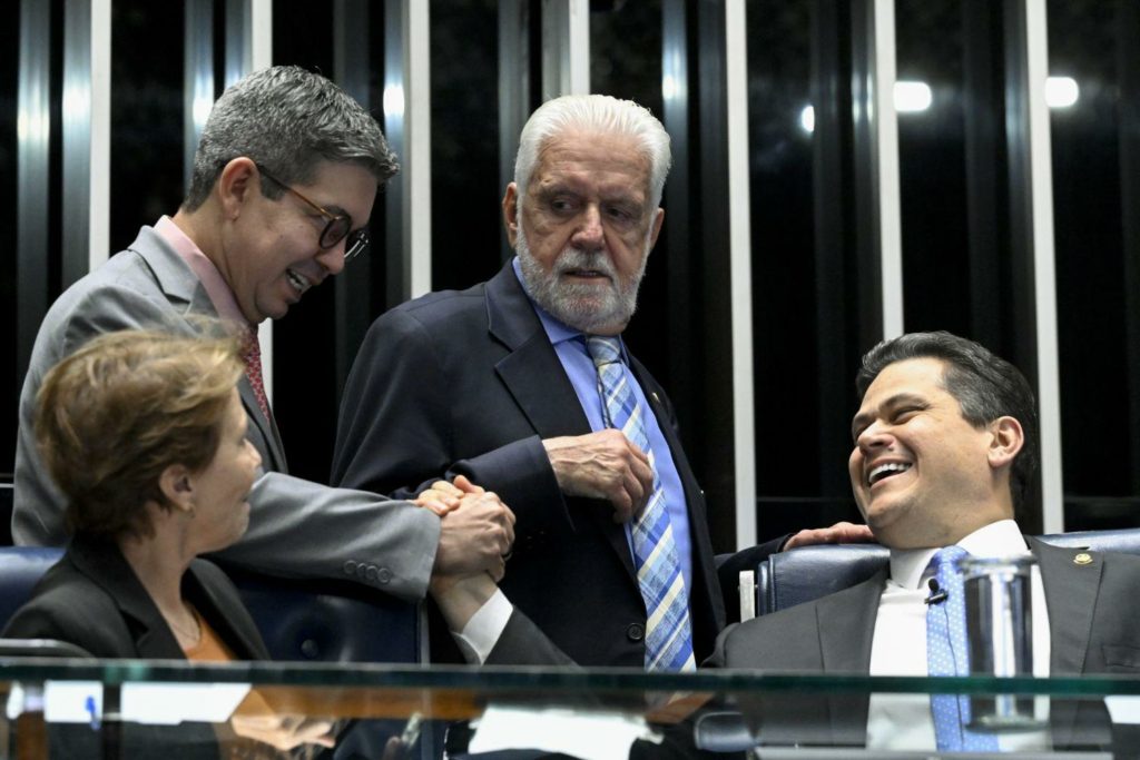JOTA Principal: Flávio Bolsonaro tenta se explicar de novo e reitera que dinheiro de Vorcaro ia só para filme 5