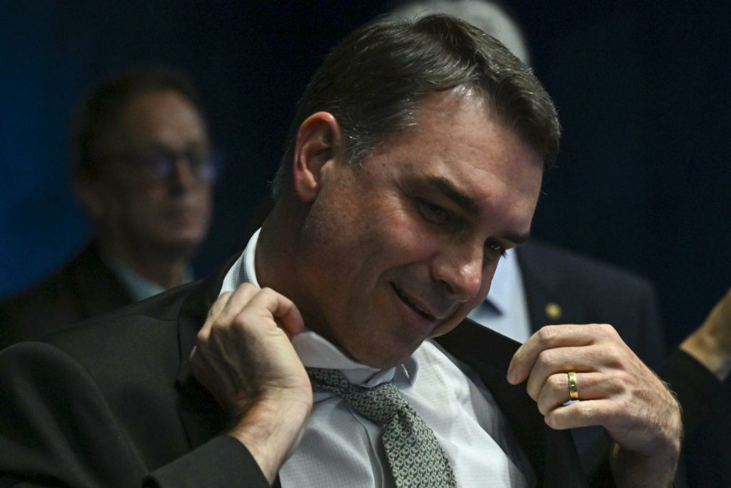 Moraes manda PF ouvir Flávio Bolsonaro em 28/7 por acusação de calúnia contra Lula
