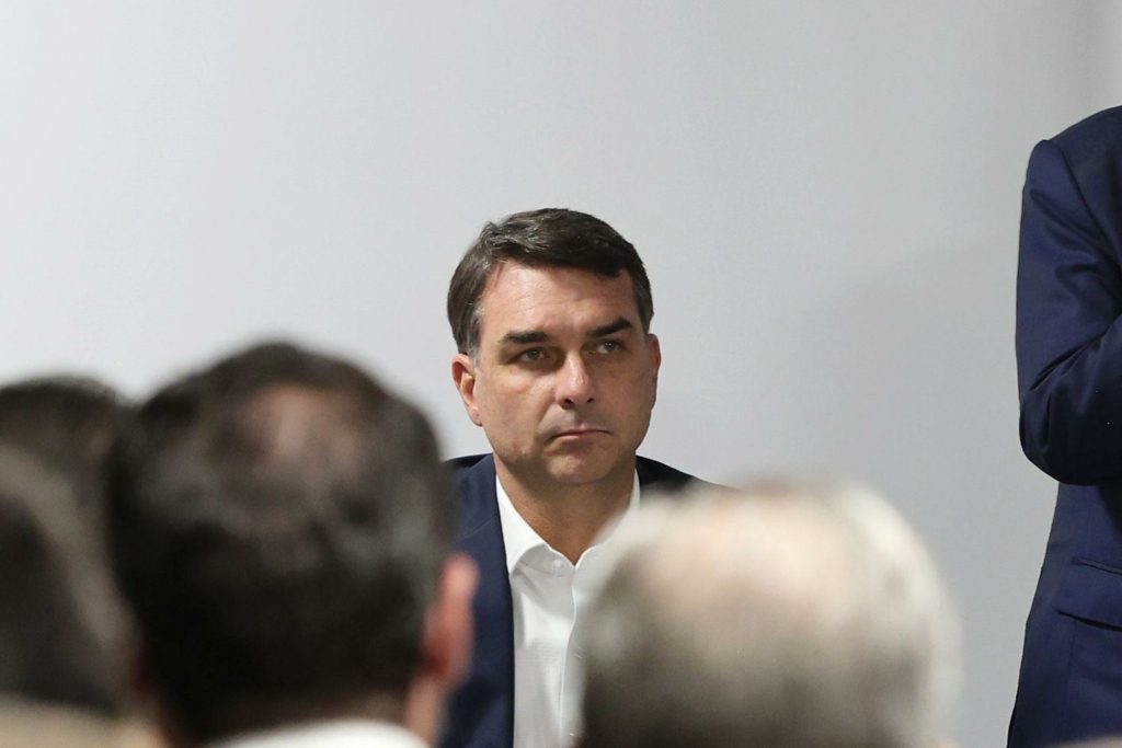 JOTA Principal: Flávio Bolsonaro tenta retomar rédeas de pré-campanha, que segue a reboque de Vorcaro