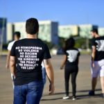 STJ aumenta indenização a ex-policial alvo de homofobia por postar foto beijando namorado