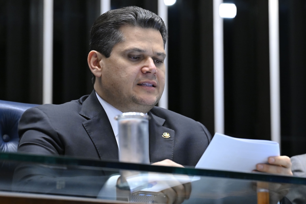 Alcolumbre acena para a oposição com PDLs de redes sociais e aborto, além de reação à 6×1