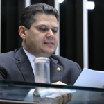 Alcolumbre acena para a oposição com PDLs de redes sociais e aborto, além de reação à 6×1