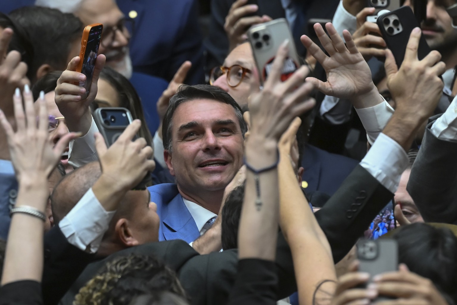 Flávio aposta na polarização para minimizar estragos causados  por Michelle, que não  deve dar trégua