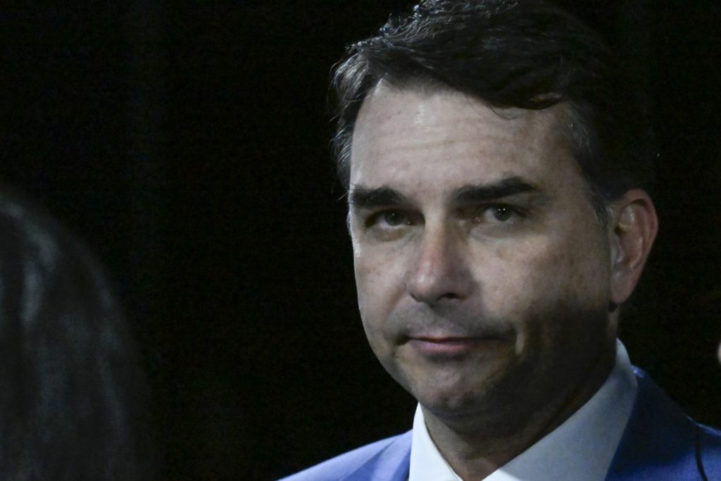 Nunes Marques manda restabelecer filiação de Flávio Bolsonaro ao PL e determina investigaç