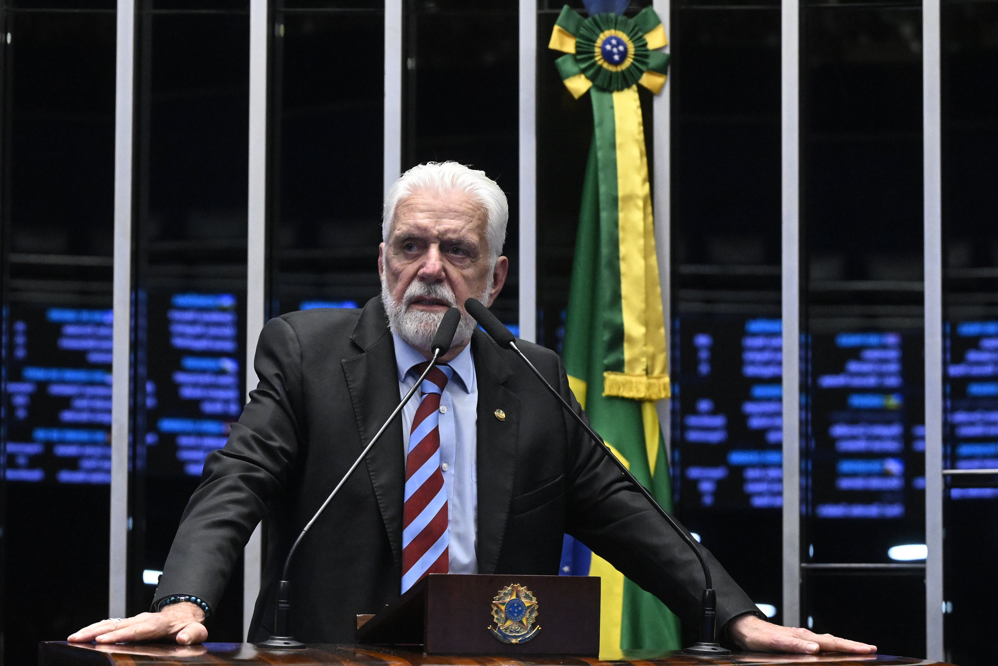 JOTA Principal: Insistência de Jaques Wagner de se manter na liderança do governo cria racha no PT