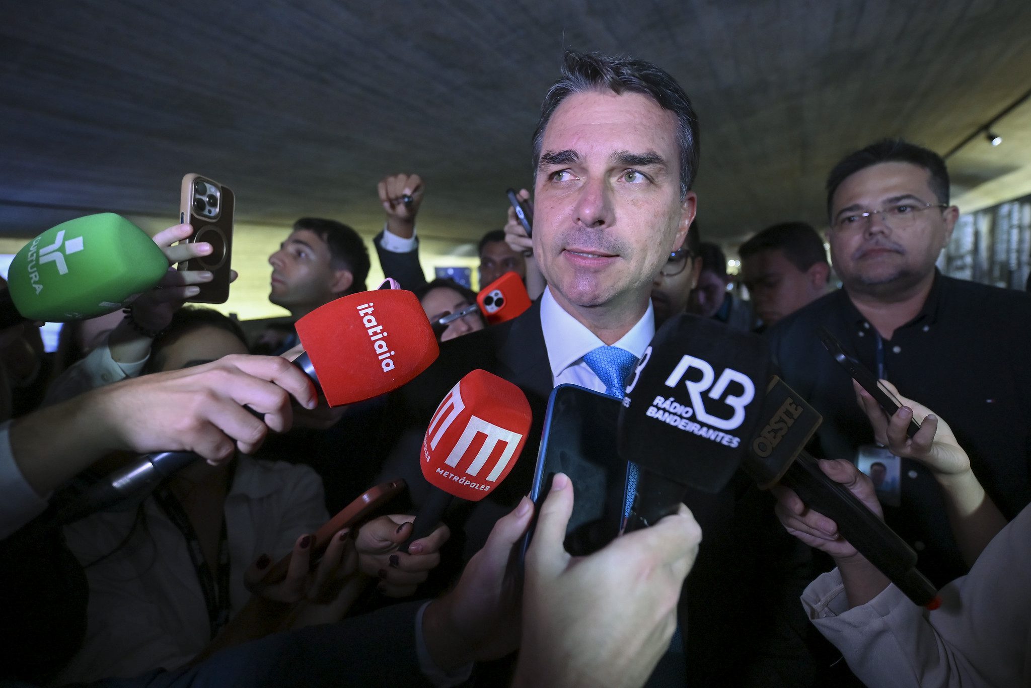 Irmãos Bolsonaro devem responder por incentivarem atos típicos de guerra contra o Brasil