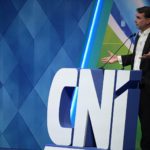 Flávio Bolsonaro propõe suspender reforma tributária e reduzir IVA a 20%