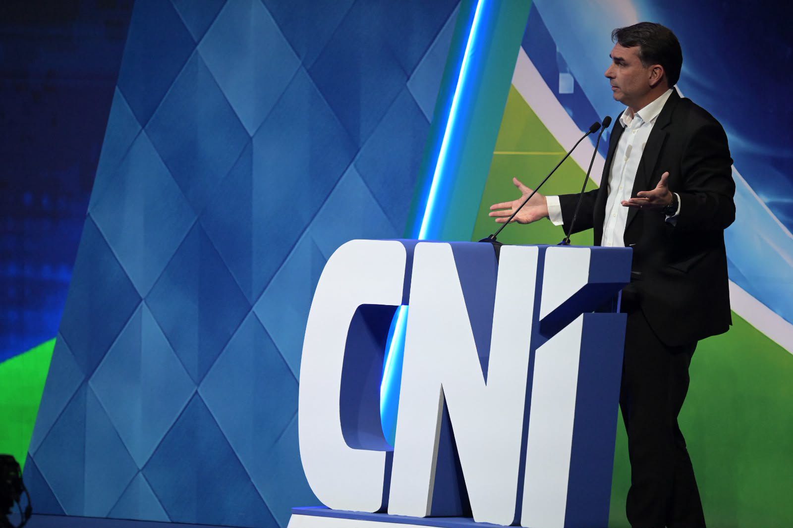 Flávio Bolsonaro falando sobre reforma tributária com IVA de 20%