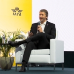 Reforma tributária e fim da escala 6×1 são desafios para o setor aéreo, diz CEO da Latam