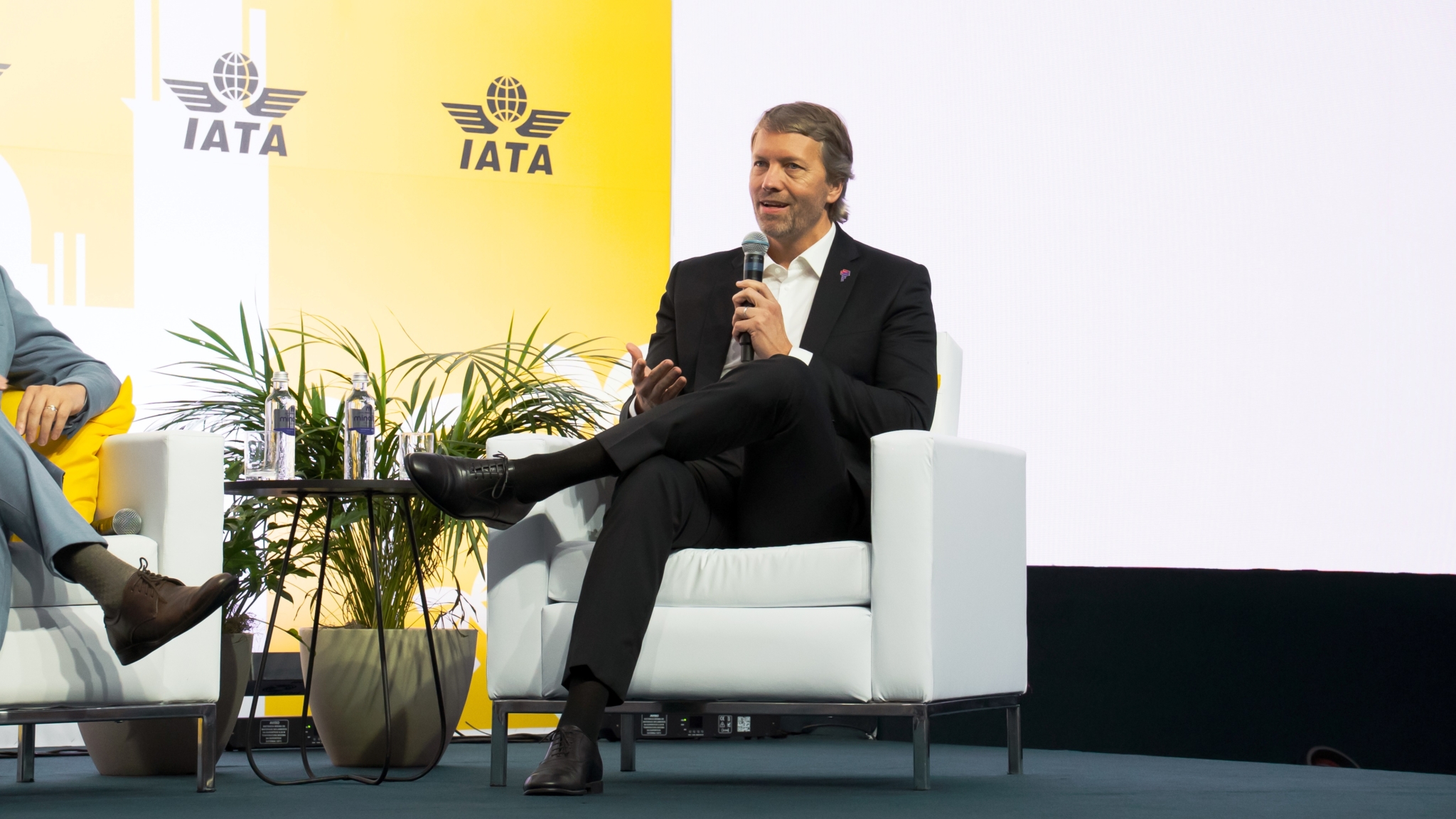Reforma tributária e fim da escala 6×1 são desafios para o setor aéreo, diz CEO da Latam