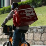 TRT2 mantém condenação milionária contra iFood e ordem para assinar carteira de entregadores