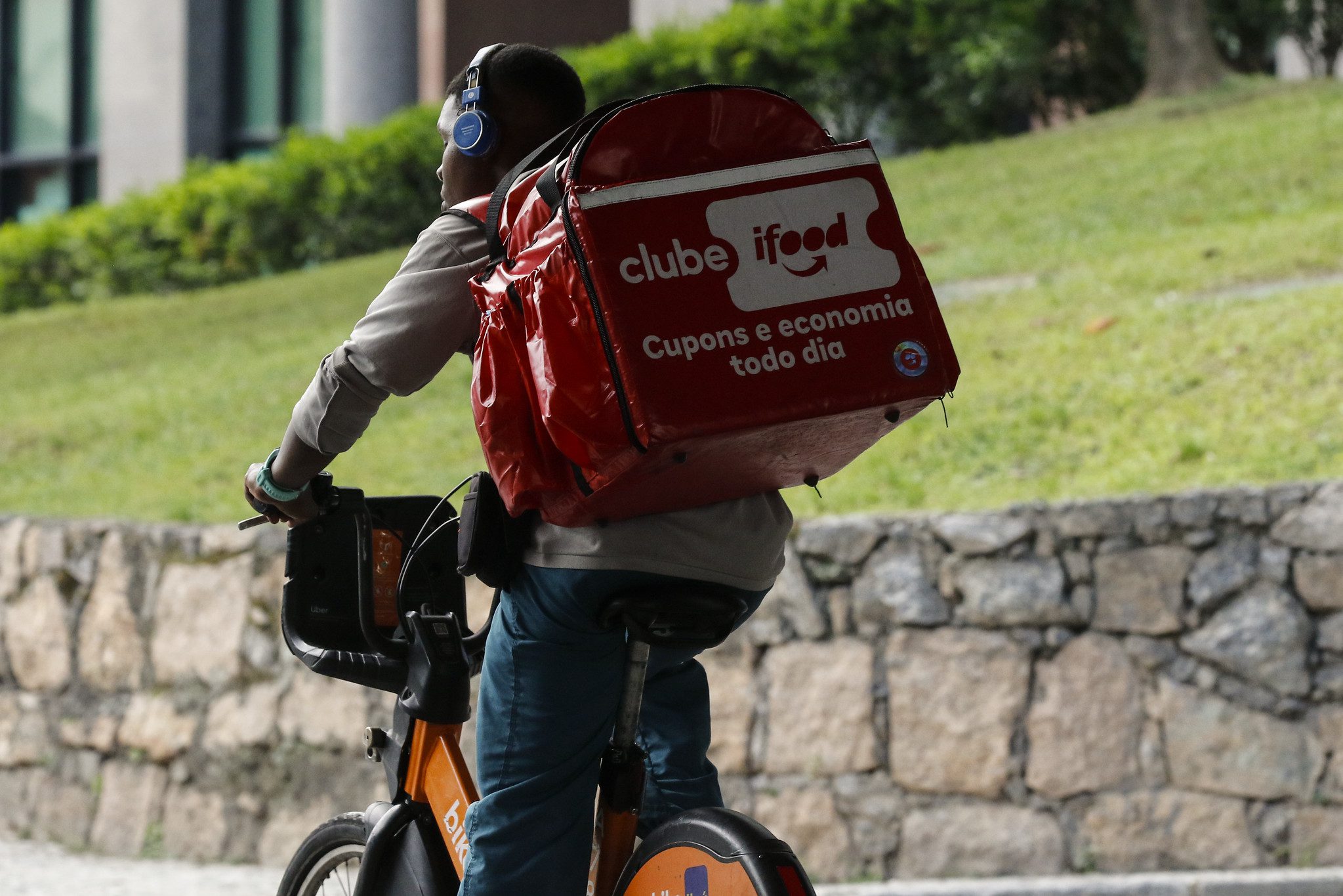 TRT2 mantém condenação milionária contra iFood e ordem para assinar carteira de entregadores